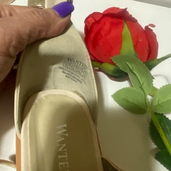 WANTED (feminine)
 SIze 7 M Beige and gold color - Picture 4 of 9